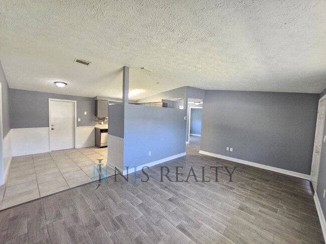Building Photo - Gorgeous 3/1 1080sf with UPDATED kitchen, ...