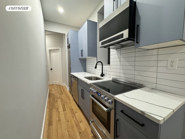 Foto del edificio - 323 E 93rd St