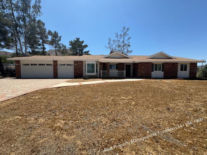 Foto principal - Spectacular Acton Home -- Rare Opportunity!