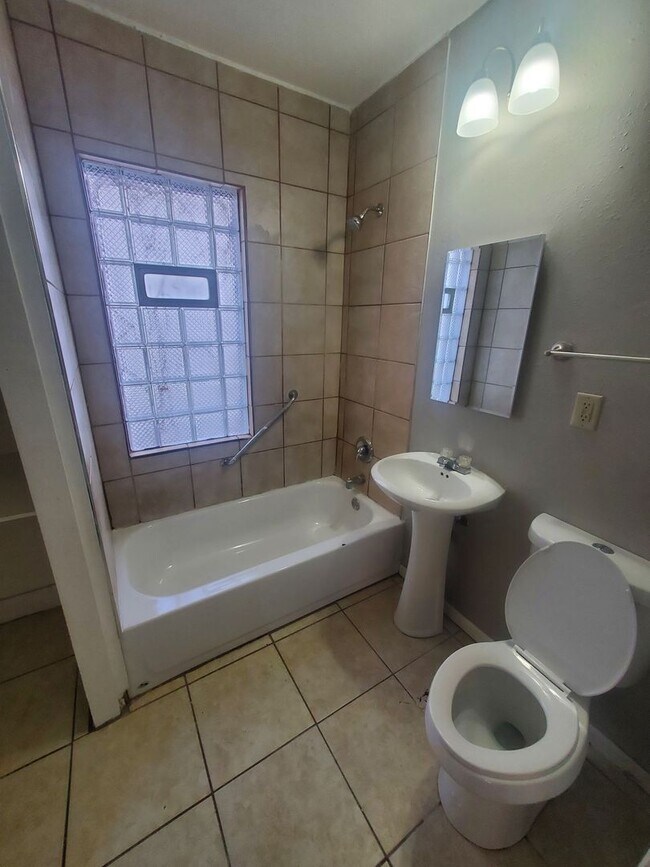 Foto del edificio - 2560-2562 N 40th St. (Duplex)
