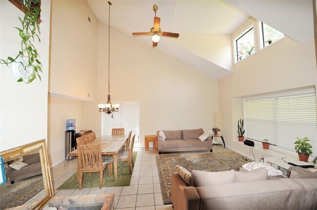 Foto del edificio - 2115 Braesmeadow Ln