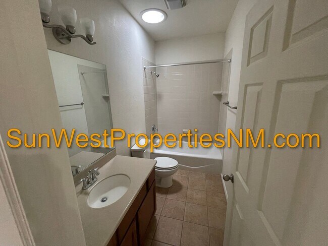 Foto del edificio - 3 Bedroom, 2.5 bath, 2 story with 2 car garage