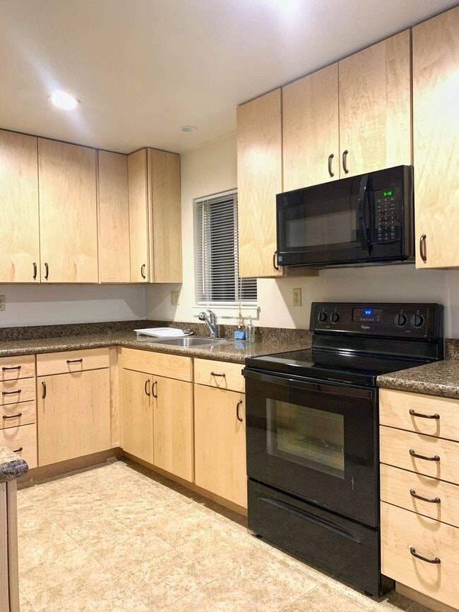 Building Photo - Remodeled and Roomy 2 bed