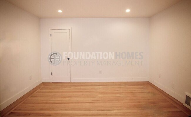 Building Photo - 107 Bretano Way