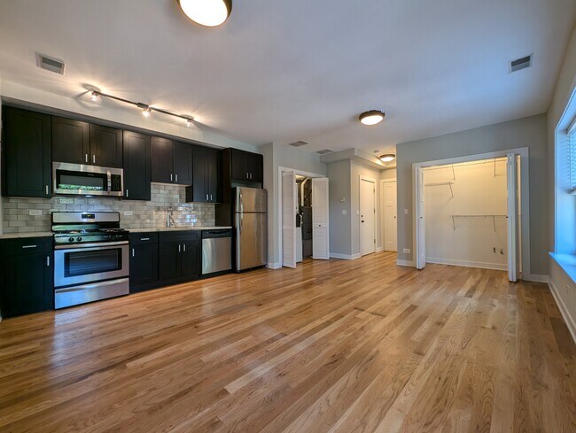 Foto del edificio - 2203 W Eastwood Ave