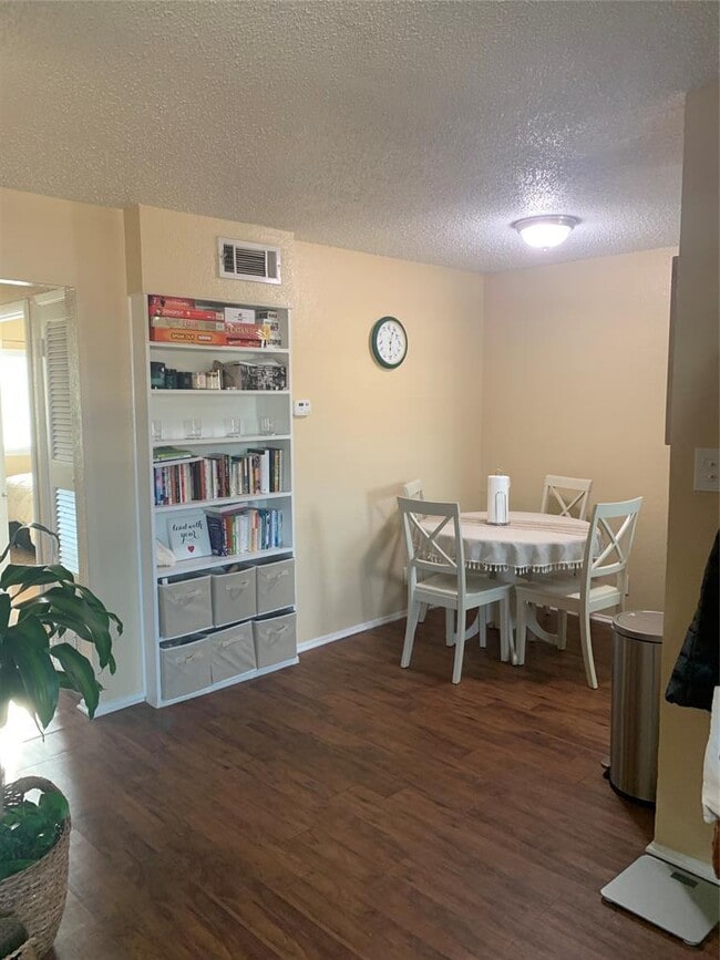 Foto del edificio - 2401 Manor Rd