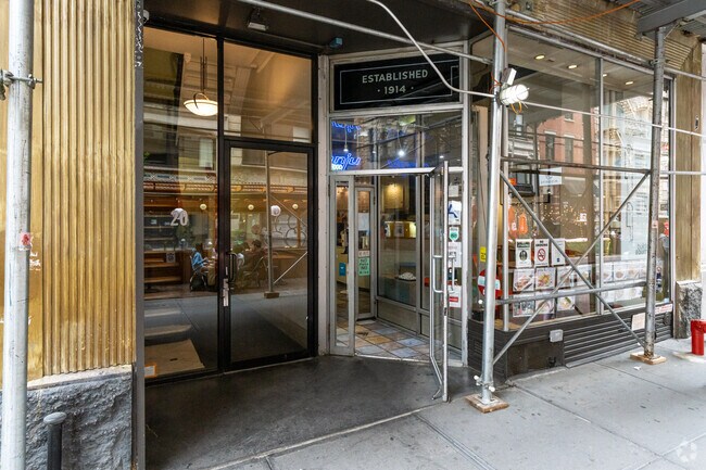 Entrada - 20 E 17th St