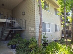 Building Photo - 1050 Wesley Ct