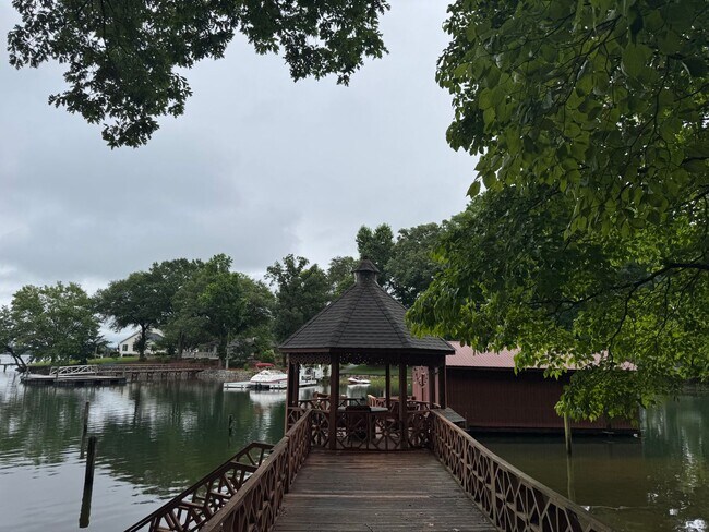 Building Photo - Four Bedroom Lake House in Denver