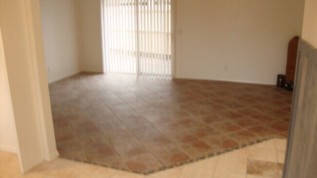 Foto del edificio - 266 S Santa Fe Ave