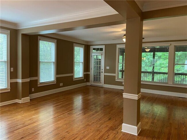 Building Photo - 4201 Village Green Dr