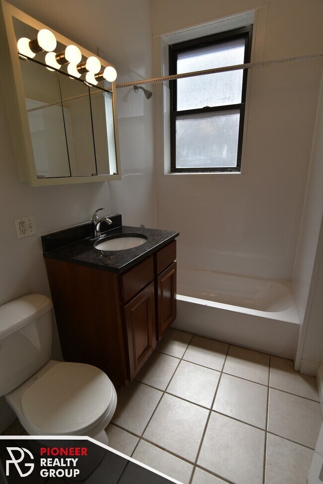 Building Photo - 706 W Buckingham Pl