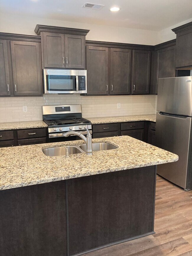 Foto del edificio - New 3 Bedroom Townhome!