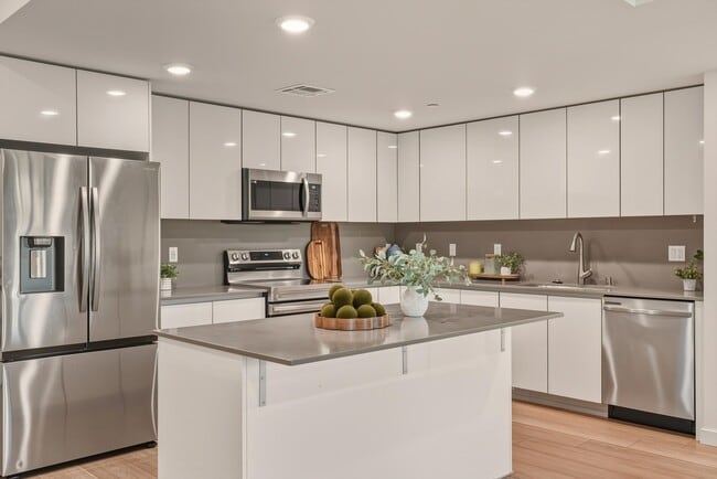 Building Photo - Sophia Hollywood