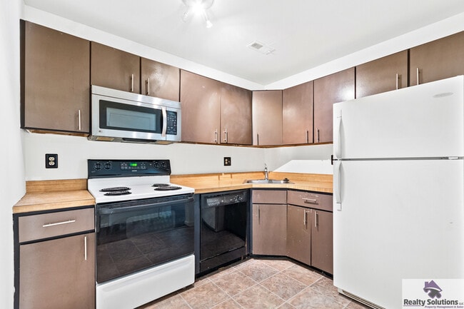 Building Photo - 1004 Huntingdon Mews