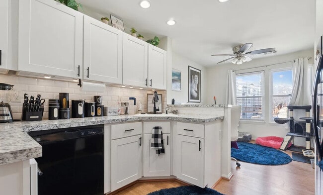 Building Photo - 8 Deer Run Ct