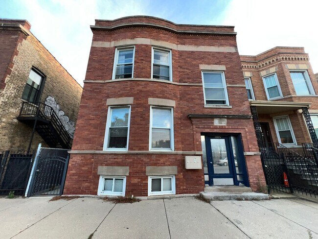 Building Photo - 3105 W Diversey Ave