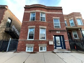 Building Photo - 3105 W Diversey Ave