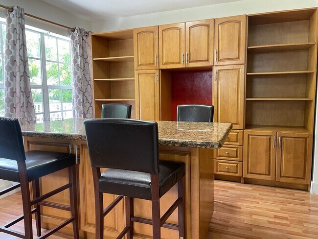 Foto del edificio - 2835 Plunkett St