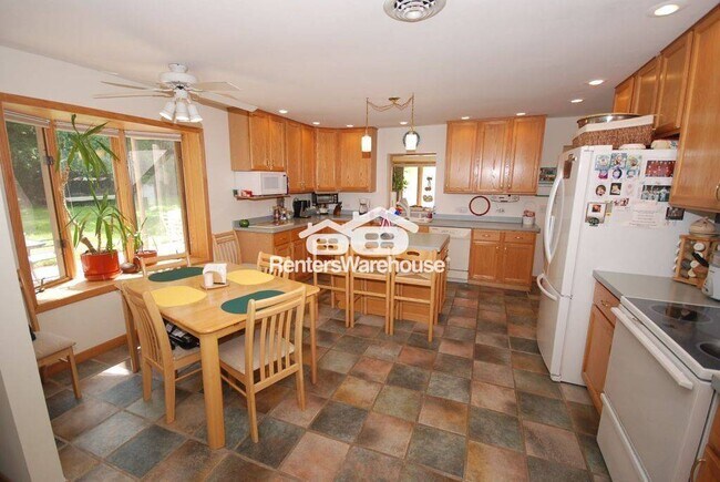 Foto del edificio - 2310 N Lake Dr