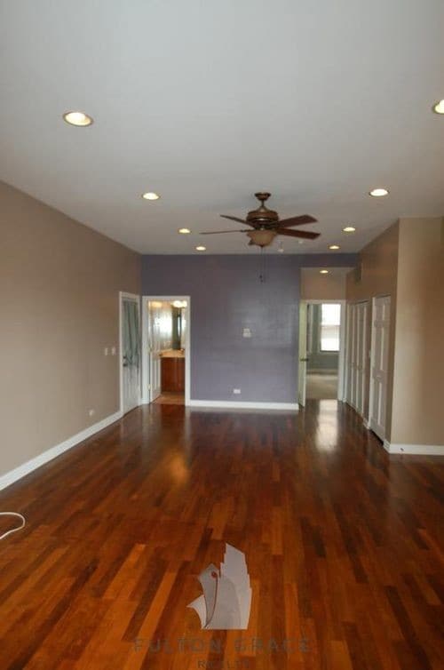 Building Photo - 561 W Briar Pl