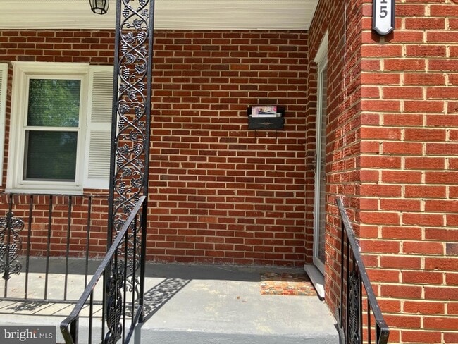 Building Photo - 915 Hampton Rd