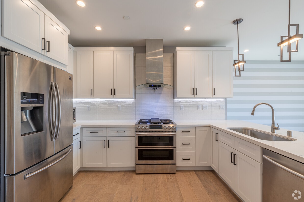 3BR, 2BA - 1,370SF - Kitchen - 520 El Camino Real