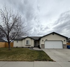 Building Photo - 443 NW Sandpiper Ave