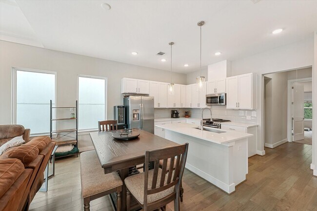 Foto del edificio - This Home Offers A Perfect Blend of Convenience and Sophistication!