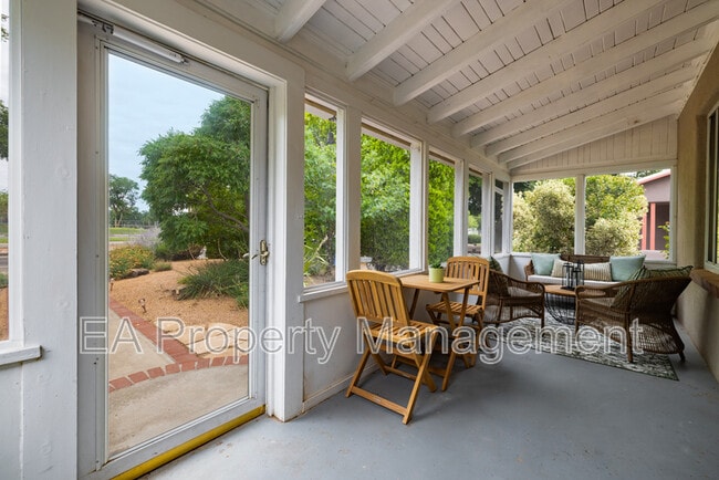 Building Photo - 520 San Pasquale Ave SW