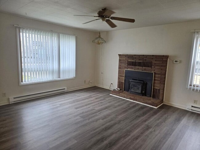 Building Photo - Charming three bedroom/one bath Medford Home | Available Now!