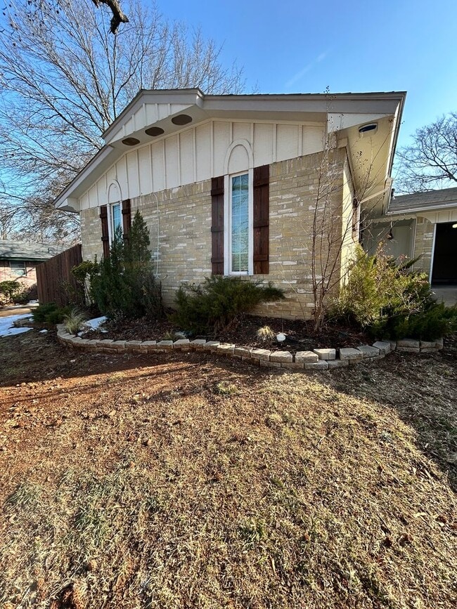 Building Photo - 2024 4 Seasons Dr