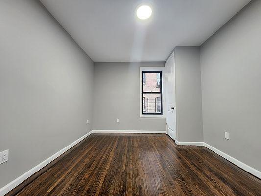 Foto del edificio - 3 bedroom in BRONX NY 10462