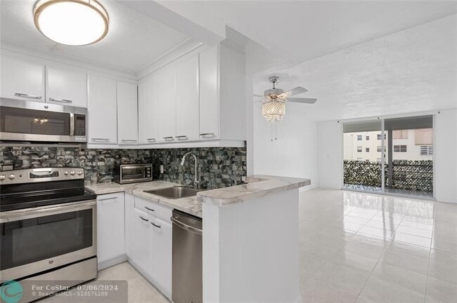 Building Photo - 2841 Somerset Dr
