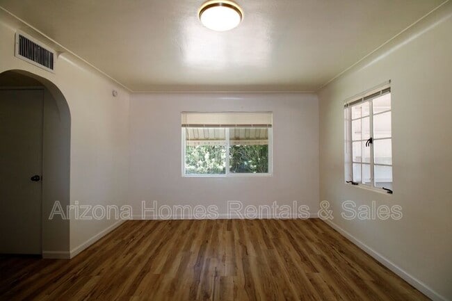 Building Photo - 3545 N Country Club Rd