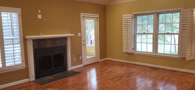 Building Photo - Beautiful Waterfront End Unit Townhome