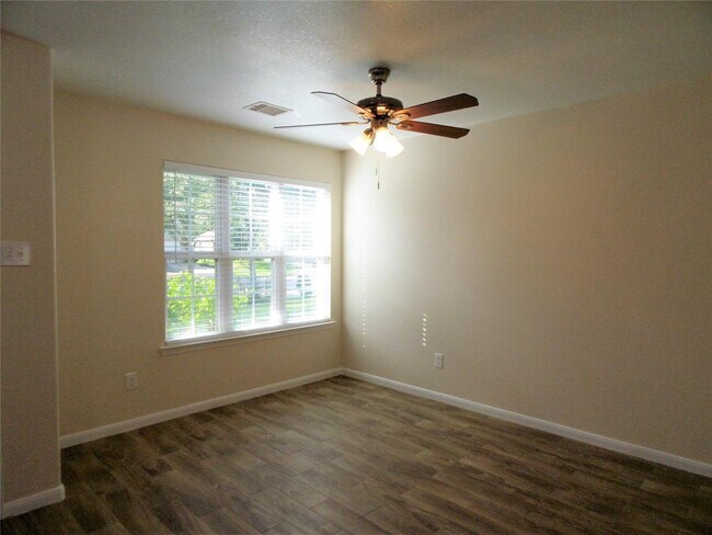 Foto del edificio - 2115 Summit Meadow Dr