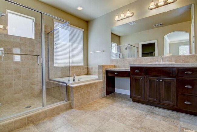 Foto del edificio - 1418 La Guardia Cir