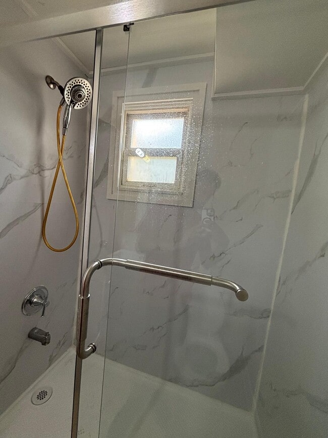 Building Photo - 85 Centre St W