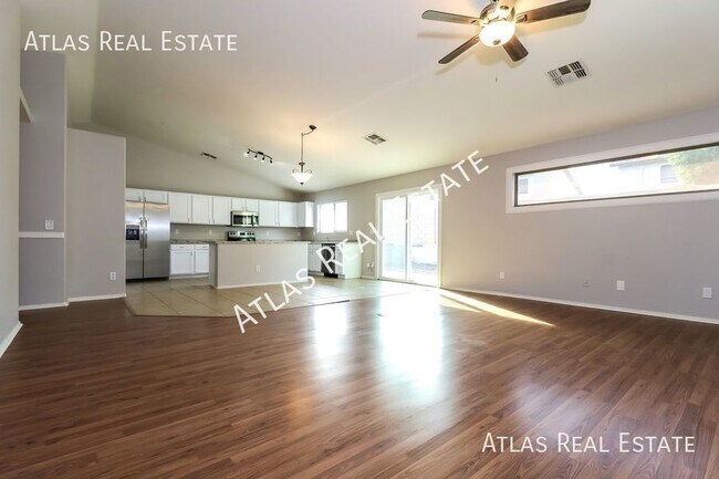 Building Photo - Gorgeous 4 Bed/2 Bath home located in Surp...