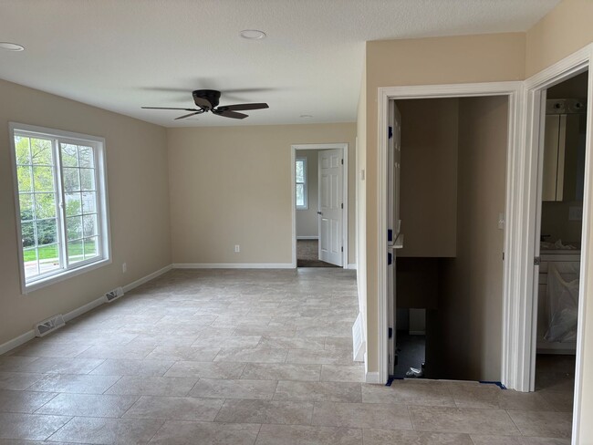 Building Photo - 3 Bedroom, 2.5 Bath Single Family Home w/2...