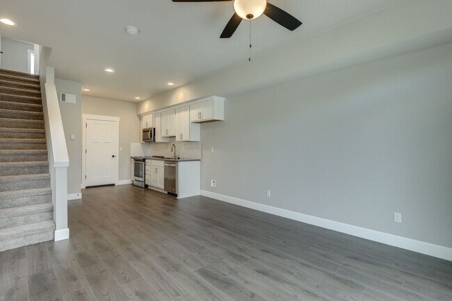 Building Photo - Newer Craftsman 2br 1,5 ba home w/ Garage ...