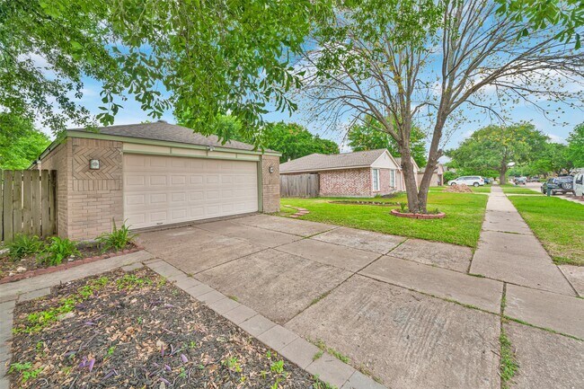 Foto del edificio - 22102 Breezy Hill Dr