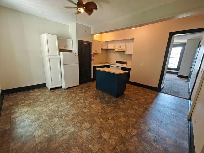 Foto del edificio - 104 E Mechanic