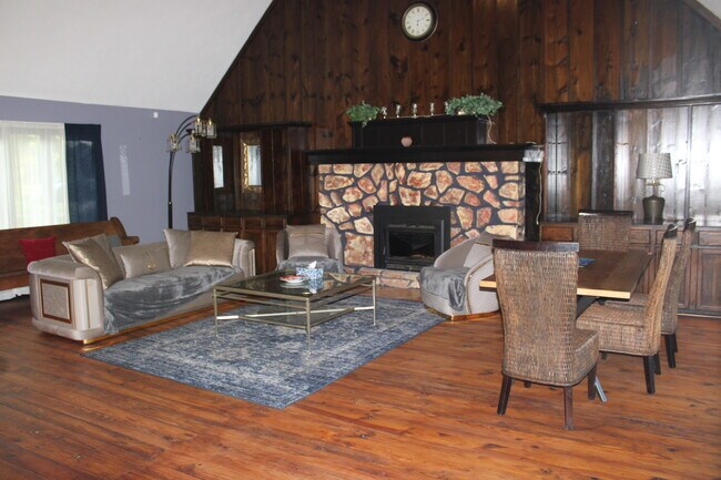 Foto del edificio - 2115 Pineshore Ct