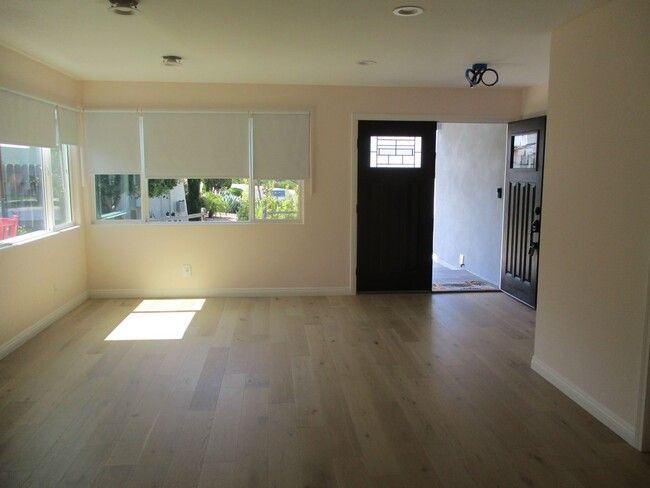 Building Photo - Newly Remodeled 4 Bdr 2.5 Bath home in Pow...