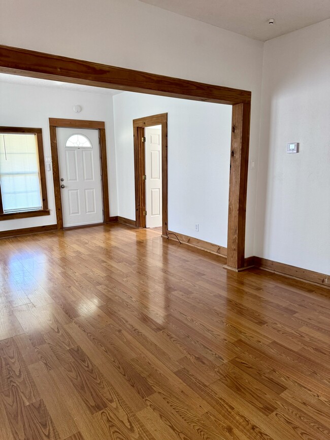 Building Photo - 311 N Division St