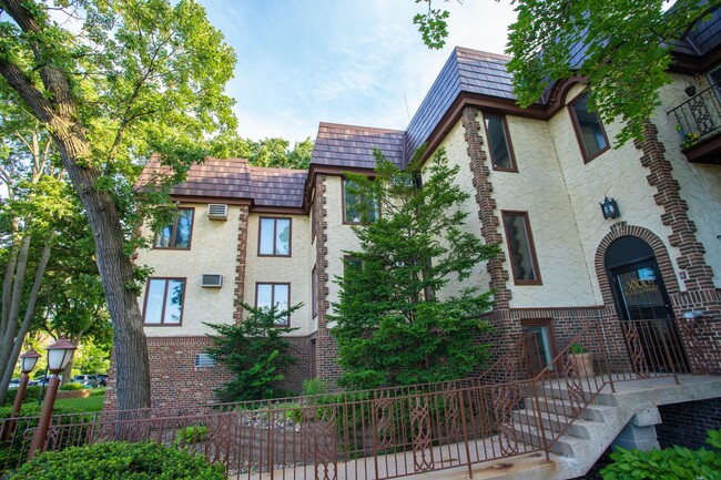 Building Photo - River Gates Apartments