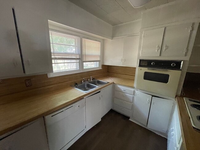 Building Photo - 3 bedroom, 2 bath