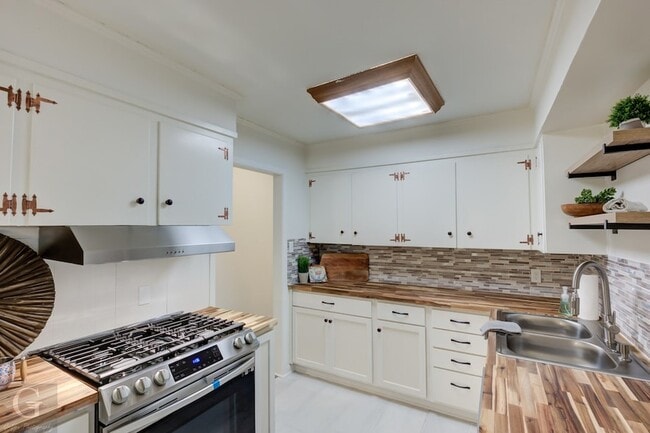 Building Photo - 9478 Poinsettia Dr
